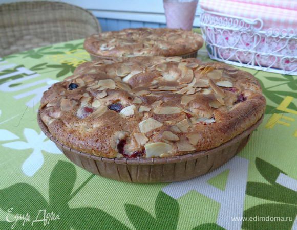 Выпекать 30-40 минут. Если верх слишком зарумянился - накрыть фольгой (мне не понадобилось). 

Подавала я шарлотку с киселем из ревеня. Ну очень вкусно!)