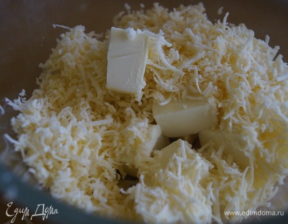 Сливочное масло должно быть мягким, то есть сначала ему нужно полежать немного при комнатной температуре. Сыр натереть на мелкой терке, соединить с маслом.