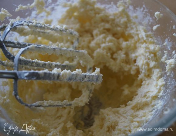 Взбить сливочное масло с сыром.