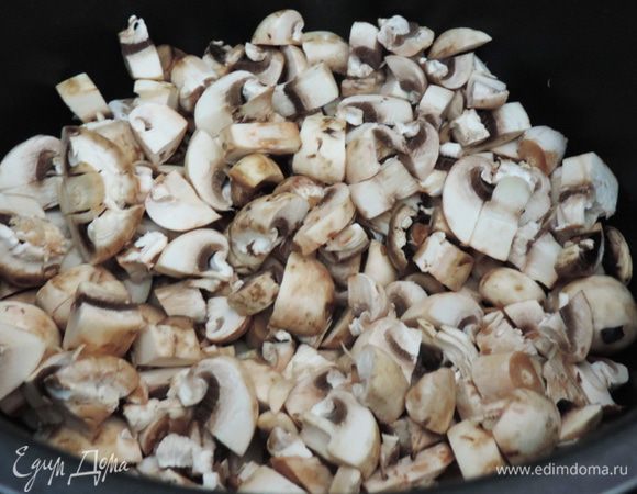 Шампиньоны моем, режем пластинками. Выкладываем в чашу мультиварки, добавляем растительное масло. Включаем программу Жарка. У меня такой нет, я пользуюсь программой Выпечка.