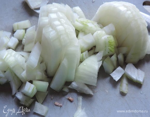 Мелко нарезаем лук. Сразу же отправляем в мультиварку.