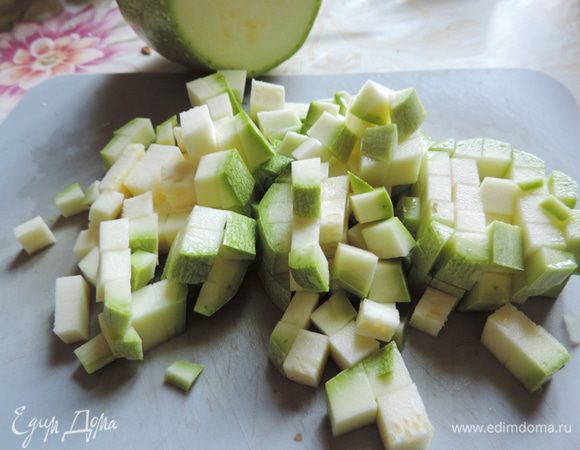 В последнюю очередь нарезаем кубиками кабачок. Мне понадобился один среднего размера. Если он у вас перезревший, предварительно удалите семена и очистите его от кожицы. Кабачок тоже отправляем в мультиварку. Слегка солим, добавляем приправы. Я написала, какие использовала. Можете добавить свои любимые.