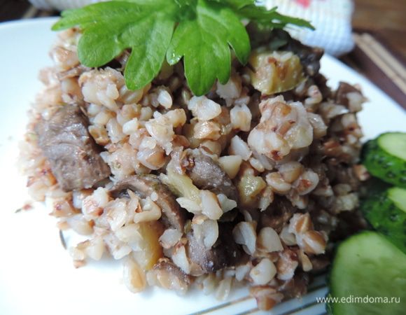 В это время моем гречку. Высыпаем к овощам. Добавляем воды только поллитра, так как и грибы и кабачок дадут свой сок, и жидкости будет достаточно. Солим по вкусу. Включаем программу Гречка или любую другую в вашей мультиварке, предназначенную для приготовления крупяных каш.
Приятного аппетита!!!