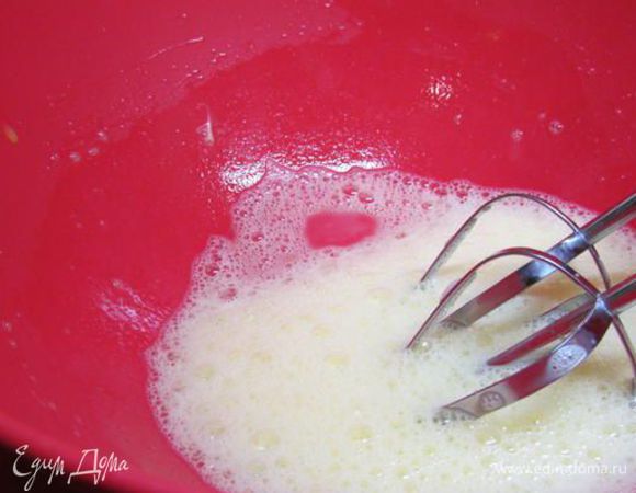Яйца взбить.