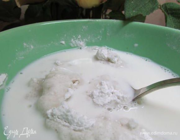 Развести небольшим количеством молока, чтобы не было комочков.