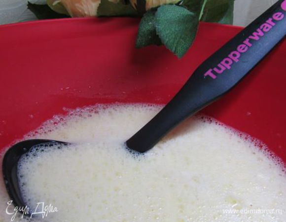 Разбавить оставшимся молоком. Размешать тесто до однородной консистенции (без комком). 