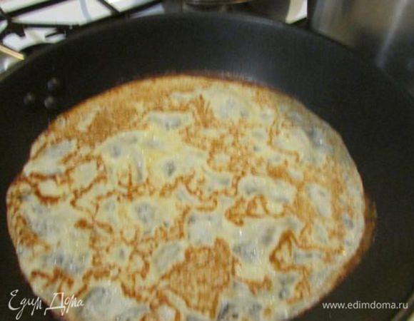 Выпекать блины с обеих сторон на раскалённой сковороде, смазанной растительным маслом (я каждый раз  подливаю масло, а не смазываю). 