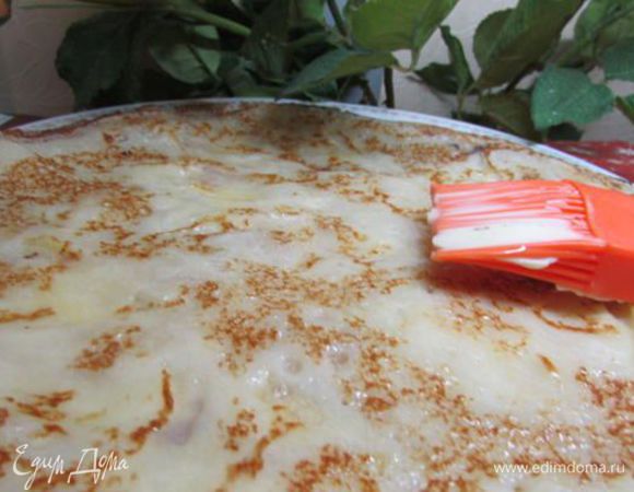 Каждый блин смазать сливочным маслом. С этой порции получается 8-9 блинов. 