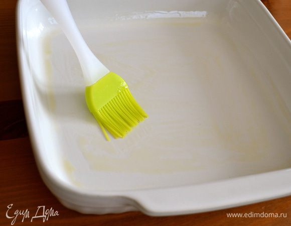 Духовку включить разогреваться на 180 С. Квадратную форму для выпечки (20Х20 см) смазать маслом...