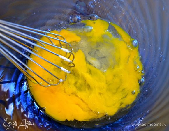 Взбить яйца с сахаром. Добавить ванилин.