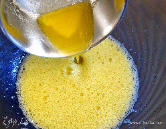 Растопить сливочное масло, немного остудить и влить в яичную массу. Размешать.