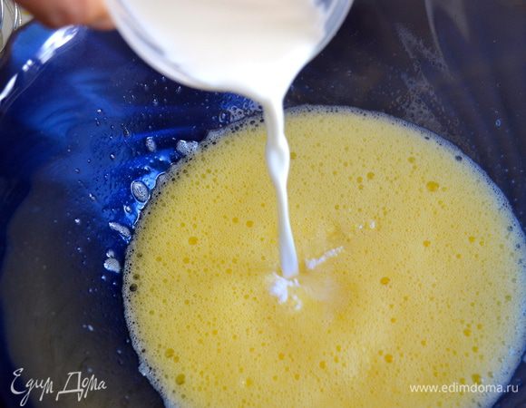 Влить молоко и снова размешать.