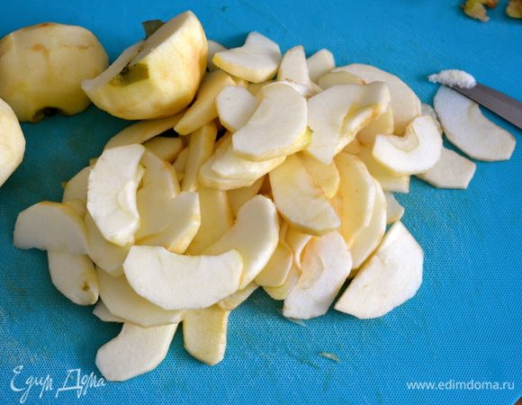 Яблоки очистить и тонко нарезать.