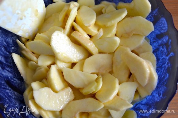 Выложить нарезанные яблоки в тесто и осторожно перемешать... В зависимости от размера яблок, их можно взять 5 или 6 штук. Важно, чтобы после добавления яблок в тесто, его почти не было видно.