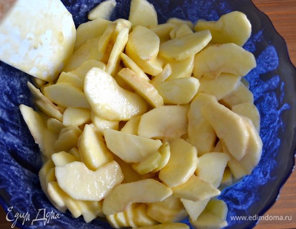 Выложить нарезанные яблоки в тесто и осторожно перемешать... В зависимости от размера яблок, их можно взять 5 или 6 штук. Важно, чтобы после добавления яблок в тесто, его почти не было видно.