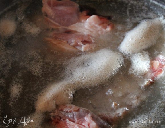 Берем кастрюлю 5л. Кладем в нее хорошо вымытую свиную голень и говядину. Заливаем холодной водой и ставим на огонь. Когда закипит, проварить 5 минут, достать мясо, воду с пеной вылить. 
Помыть кастрюлю, положить в нее мясо, залить чистой водой и варить 1,5-2 часа, до готовности. 
За 30 минут, до конца варки, добавить 1,5 луковицы, 4 зубка чеснока и посолить так, чтобы бульон на вкус был слегка пересоленным.