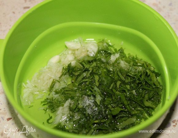 Зелень петрушки мелко порубить, к ней добавить чеснок пропущенный через пресс, посолить и добавить 2 ст.л. мясного бульона.
