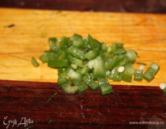 Острый зеленый перец, освободить от семян и нарезать мелкими кубиками.