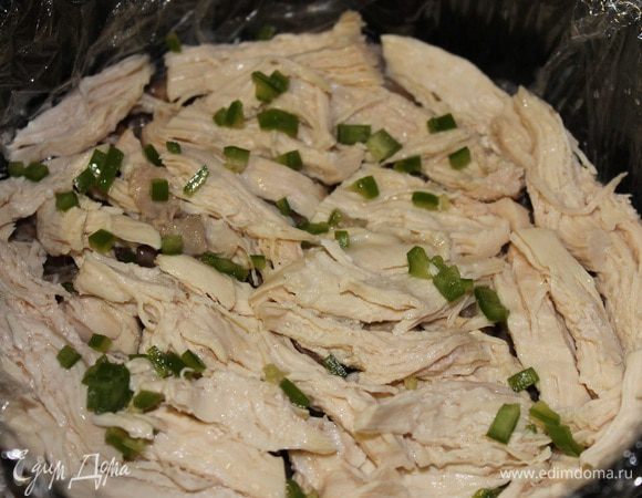 Далее кладем куриную грудку и посыпаем острым перцем..