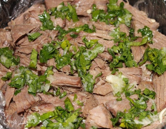 .. потом укладываем также говядину, сверху выкладываем оставшуюся половину зелени с чесноком, и последний слой опять мясо рульки.