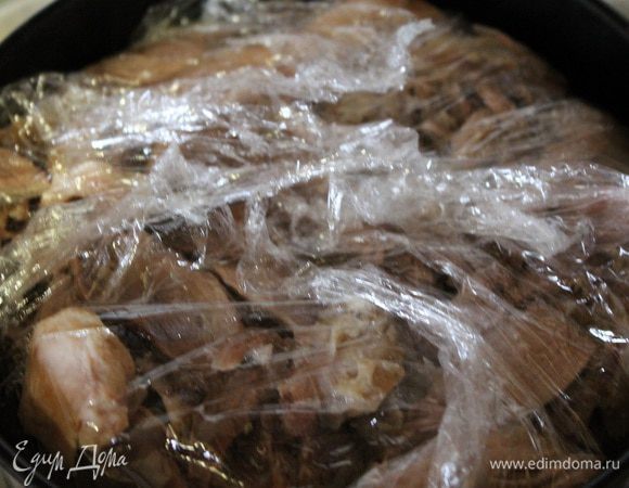 Желатин залить холодной водой, оставить на 10 минут. Вскипятить бульон, убрать с огня и добавить в него разбухший желатин. Мешать до тех пор пока желатин полностью не растворится. Полученным бульоном залить сальтисон, завернуть края пленки..