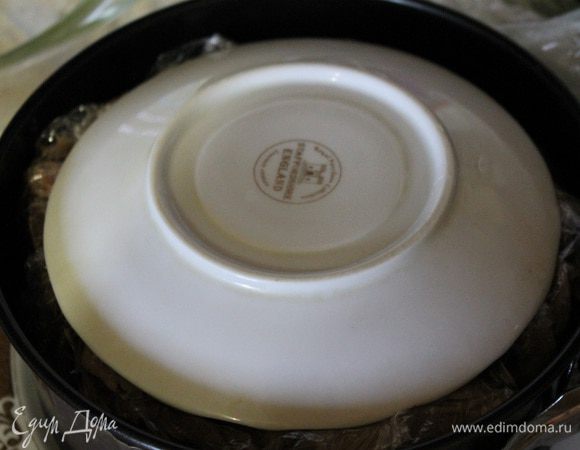 .. сверху накрыть блюдцем, поставить груз (например пачку соли) и убрать в холодильник на 3-4 часа. 