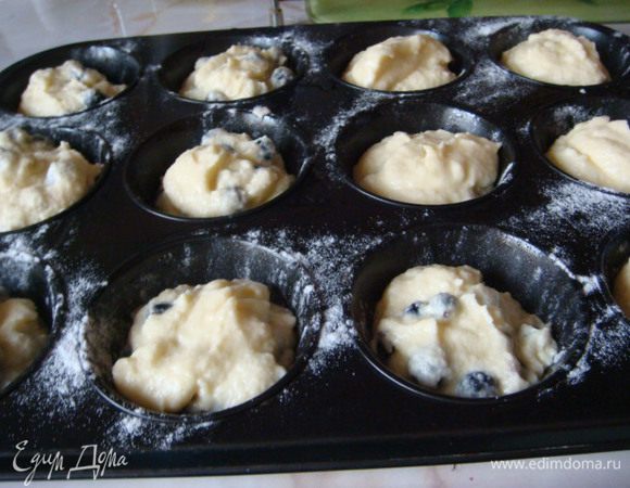 Тесто: сливочное масло + сахар взбить + яйца по-одному взбить+ кефир (200 мл) + муку (1 ст.полный) с разрыхлителем, можно по желанию для аромата +ванилин. Все хорошо перемешать.
Я 4 кексика сделала с шоколадом, для этого в смазанные формочки положила по 1 ст.л. теста и положила 1 кусочек шоколада и сверху тесто 2 ст.л.
Остальное тесто я перемешала с черной смородиной и разложила в равных количествах тесто (примерно по 3-4 ст.л.)