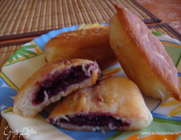 Опара: в молоко подогретое положить дрожжи + сахар + немного муки пшеничной .
Вода+яйцо +масло растительное + соль перемешать венчиком, потом руками, добавляем просеянную муку рисовую, добавляем подошедшую опару и добавляем потихоньку просеянную пшеничную муку сколько возьмет, тесто должно получиться некрутым, чуть только перестало липнуть к рукам собрать в шар и в теплое место на 3 часа.
Из готового теста делаем пирожки.
