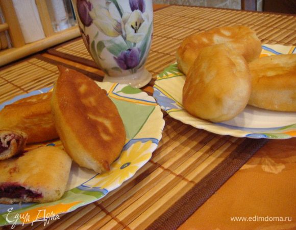 Начинка у меня: свежая черемуха, перекрученная несколько раз + сахар по вкусу. (Косточки есть, конечно, мелкие, но все равно очень вкусно)
Пирожки обжариваем на подсолнечном масле.
Также у меня пирожки были и с картофельным пюре.