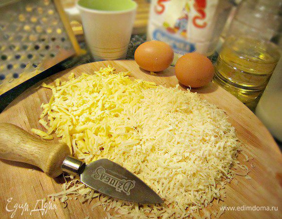Сыр натереть на крупной тёрке (к пармезану я добавила кусочек сыра масдам).
