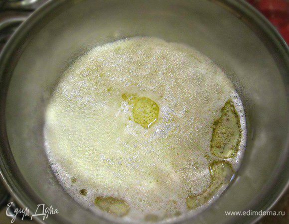 В небольшой кастрюле смешайте воду, молоко, масло, соль и поставьте на огонь, варите до кипения. 