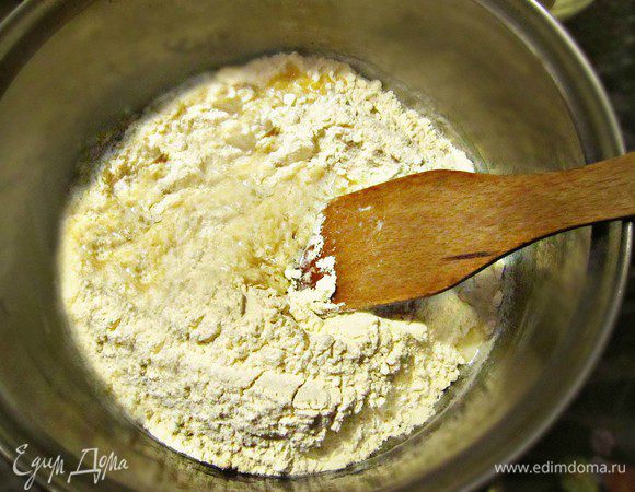 Полученную горячую смесь влейте в миску с мукой и тщательно размешайте ложкой. Смесь должна немного остыть. 