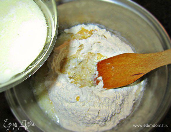 Добавьте туда яйцо, а затем насыпьте тёртый сыр. Все еще раз хорошо перемешайте. Тесто не должно быть слишком жидким.