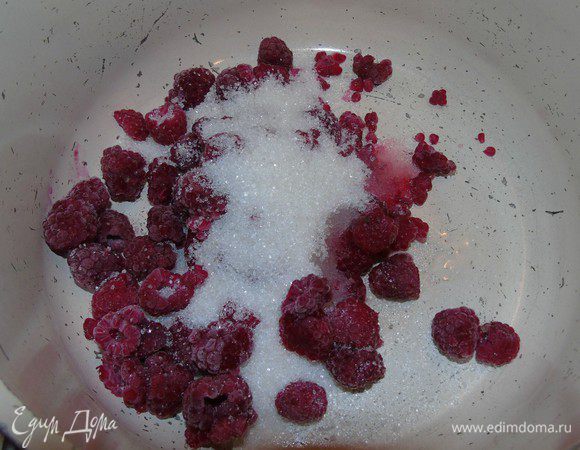 Готовим конфитюр.
Малину засыпать сахаром (225 г), добавить сок к лимонам на огне
и варить на медленном огне 10-15 минут, снимая пену.
