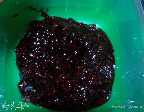 Проверить готовность конфитюра можно, капнув немного
на охлажденную тарелку  - конфитюр готов, если капля не растекается.