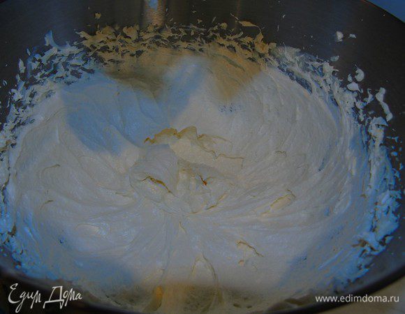 Подмешать масло, добавить ванильный сахар.