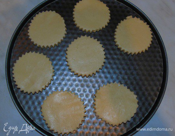 Духовку разогреть на 180 *.
Тесто раскатать в тонкий пласт и сделать фигурки.
В половине изделий сделать отверстия  в середине.
