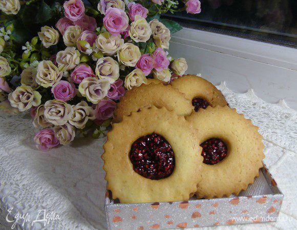 Выпекать печенье 10-15 минут и дать остыть.
Печенье без отверстия в центре намазать конфитюром и накрыть 
оставшимся печеньем.