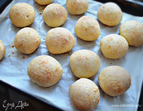 Булочки должны  подняться и стать золотистого цвета (это из муки-тапиоки). 