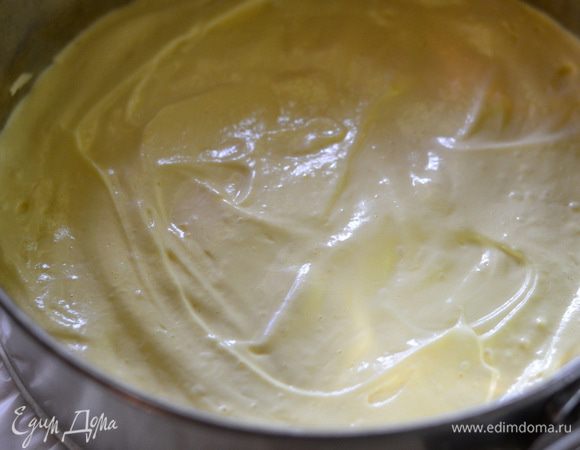 Приготовить бисквит. Разделить яйца на белки и желтки. Взбить отдельно белки с большей половиной сахара и лимонным соком до состояния меренги. Отдельно взбить желтки с меньшей половиной нормы сахара добела и густоты. Соединить,перемешать,добавить постепенно просеянную муку, цедру лимона, перемешать. Аккуратно выстелить дно разъемной  формы пергаментом, вылить готовое тесто, утрамбовать лопаткой и выпекать при температуре 170 градусов около 30 минут до сухой палочки.