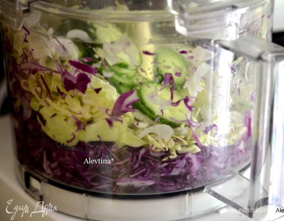 Приготовим овощи все для салата.
Порубим вручную или используем технику. Переложим в большую емкость.