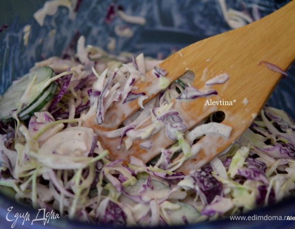 Смешаем салат с заправкой. Поставим в холодильник пропитаться на 2-3 часа.