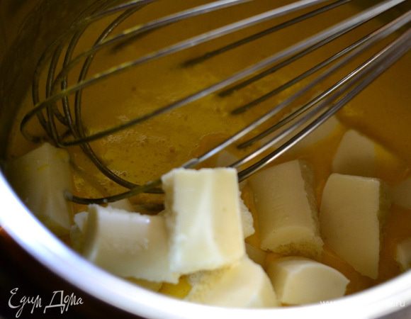 Готовим творожный мусс. Желтки смешать с сахаром и молоком, поставить на маленький огонь и варить, постоянно помешивая до небольшого загустения, пока сахар весь не растворится. 