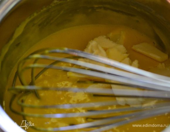 Добавить туда же белый шоколад и перемешать до однородности. Дать смеси остыть и добавить мягкое сливочное масло. Перемешать.