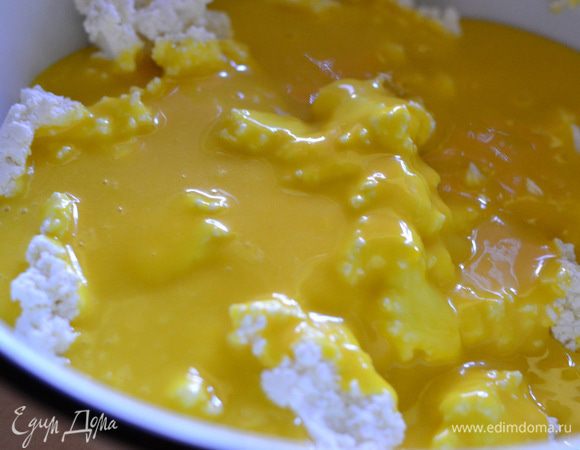 Протереть творог через сито дважды! Добавить желтково-шоколадную смесь.