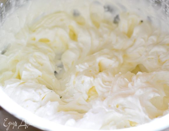 Отдельно взбить сливки с 2-мя столовыми ложками сахара до устойчивых пик.