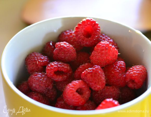 Промыть малину и подсушить.