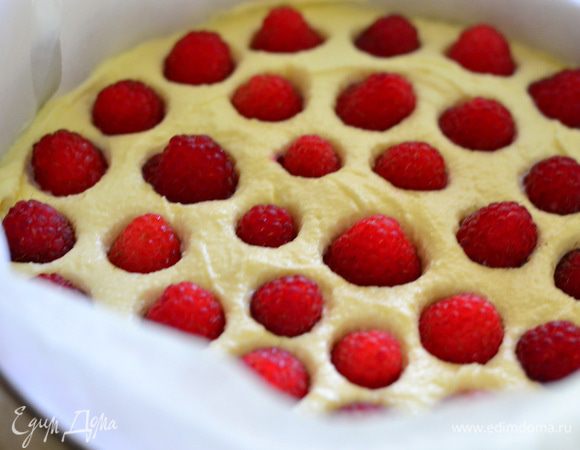 Сборка тортика. На дно и бока разъемной формы выложить пергамент. На него бисквит. Бисквит хорошо пропитать лимонным сиропом. Сварить сироп из воды и сахара, добавить выжатый  лимонный сок. Выложить половину творожного мусса, выложить на него  целую малину, затем  остальную половину нормы мусса.