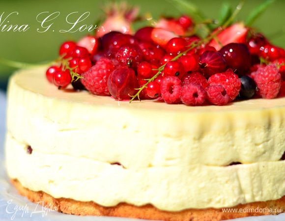 Для шоколадной глазури растопить белый шоколад ,добавив немного молока. Желатин замочить в 15 мл воды, дать набухнуть, затем добавить мл 10 крутого кипятка, перемешать и подлить к шоколадной глазури, тщательно перемешать. Вылить на тортик и дать застыть. Глазурь готовила по своему вкусу, молока, воды может понадобиться  больше или меньше, контролируйте по своему вкусу густоту глазури, норму продуктов даю приблизительную.