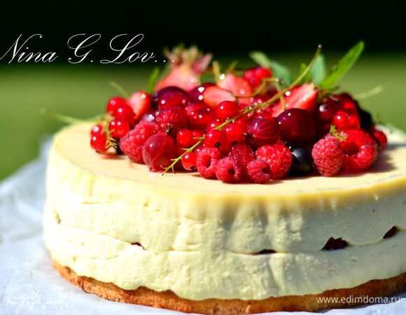 На готовый тортик выложить много разнообразных и любимых свежих ягод.